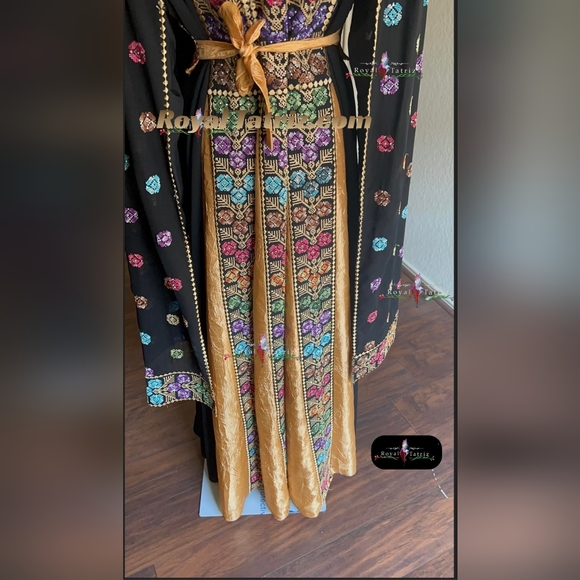 Tatreez, Golden/black Flower embroidery thoub. - Picture 3 of 4